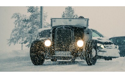 the i c e lo spettacolo delle auto storiche nella tempesta di neve vince la delage d8 120s