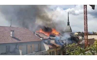 Torino, a fuoco una mansarda in centro: le immagini delle fiamme che avvolgono il palazzo