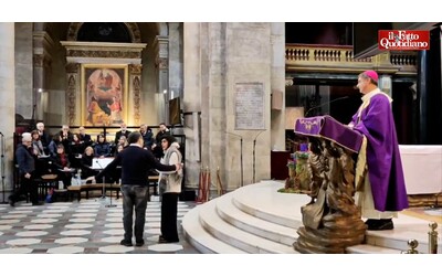 Torino, blitz di Extinction Rebellion in Duomo: attiviste interrompono la...