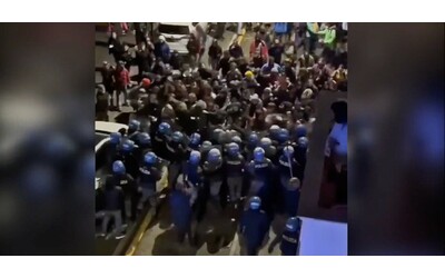 torino il video degli scontri al campus einaudi la polizia carica gli studenti che volevano impedire il volantinaggio di militanti di estrema destra