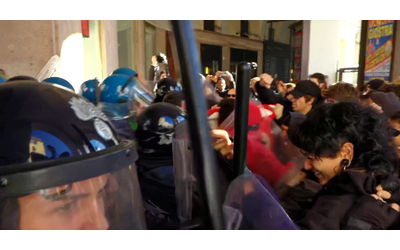 Torino, scontri tra studenti e polizia in piazza Carlo Felice: le tensioni durante il corteo per la Palestina e contro il governo