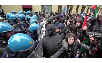 Torino, tensione al corteo pro Palestina: manifestanti provano a raggiungere...
