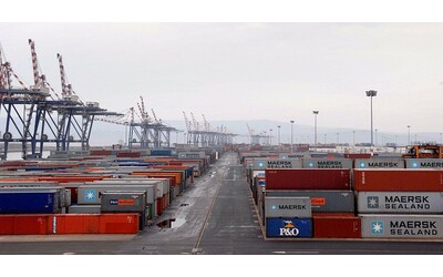 Traffico internazionale di droga, arrestati due doganieri al porto di Gioia Tauro: “Hanno favorito la ‘ndrangheta”