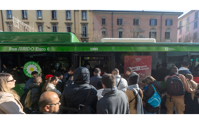 Treviso, l’autista del bus è una donna: parte il coro choc di un gruppo di...