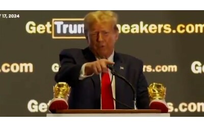 Trump presenta le sue scarpe dorate davanti alla folla in delirio, tra cori...
