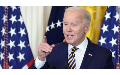“Un anziano con poca memoria”: il report che imbarazza Biden. Il presidente Usa replica, ma poi fa un’altra gaffe