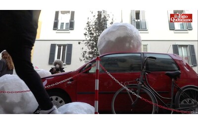 Un’auto distrutta da enormi chicchi di grandine: a Milano l’installazione contro il negazionismo climatico