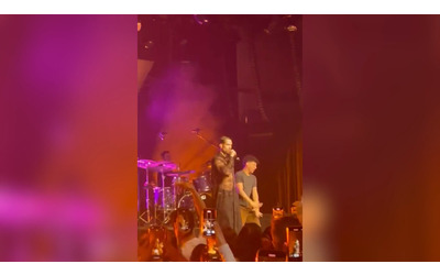 un fan fa irruzione sul palco durante il concerto di mahmood a stoccarda il cantante reagisce cos video