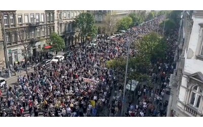 ungheria migliaia di manifestanti in piazza a budapest per protestare contro il governo orban dimettiti non abbiamo paura
