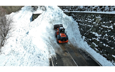 Valanga a Gaby, le operazioni di sgombero per liberare la galleria dalla neve: le immagini dal drone