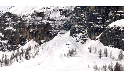 Valanga sopra Cortina d’Ampezzo. Due scialpinisti trascinati per 60 metri e soccorsi da un amico