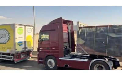 Valico di Rafah, la lunghissima fila di camion con gli aiuti umanitari in...