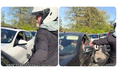 Vasco Rossi diventa vigile urbano e dirige il traffico – VIDEO