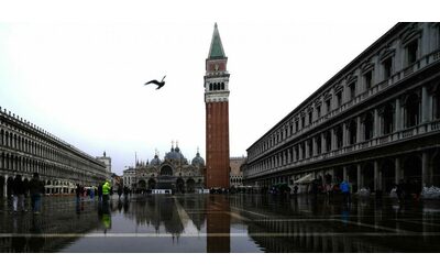 venezia si staccano alcuni pezzi di cemento armato dal campanile di san marco serve intervento di consolidamento