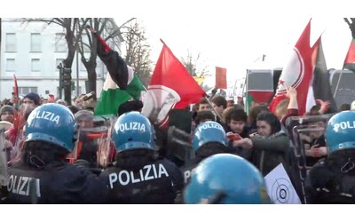Verona, tensioni al corteo contro le armi e gli stand israeliani in fiera. La polizia colpisce i manifestanti che avanzano con le mani alzate