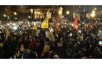 Vienna, migliaia di persone in piazza contro l’estremismo di destra e il...