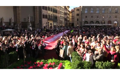 Violenza contro le donne, piazza della Signoria a Firenze gremita di persone: “Basta femminicidi”