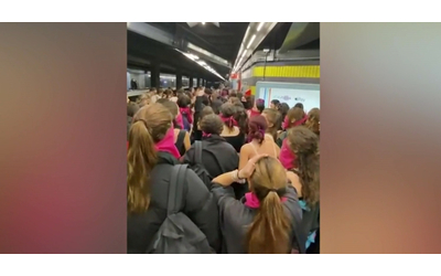 violenza sulle donne flash mob in minigonna in metro a roma cori e fumogeni fucsia