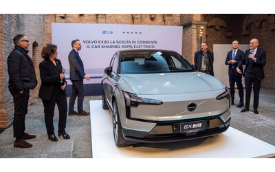 Volvo, con la EX30 il car sharing elettrico ora è integrato col trasporto...