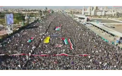 yemen migliaia di persone in strada per protestare contro i bombardamenti di usa e regno unito sventolano le bandiere palestinesi