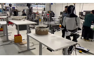 Musk pubblica un video in cui il robot Optimus piega una maglietta. Ma non è...