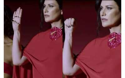 Laura Pausini farà il Signal for help in tour: “Usatelo anche durante i miei concerti”