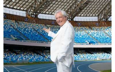 Nino D’Angelo allo stadio Maradona di Napoli per festeggiare gli anni 80: “Una dedica al caschetto”