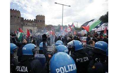 25 aprile, le manifestazioni in Italia per la Festa della Liberazione | Insulti e petardi tra i cortei pro Palestina e la brigata ebraica a Roma