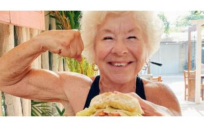A 77 anni è una star del fitness sui social: «Mangio piatti gustosi e mi alleno come un’atleta»