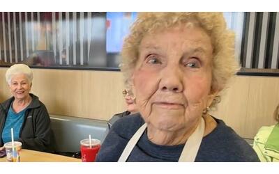 A 90 anni lavora come cameriera in un fast food: «Qui sono felice e mi mantengo giovane»