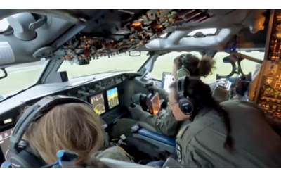 a bordo del primo aereo awacs della nato con un equipaggio tutto femminile il video