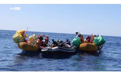 A Lampedusa arrivati  nella notte 620 migranti: soccorse 13 barche