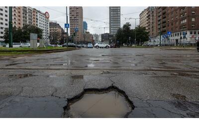 A Milano strade «groviera» a causa della pioggia: 550 buche. L'esperto: «I...