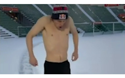 A torso nudo nella neve a -21 gradi: l’allenamento estremo dell’olimpico...