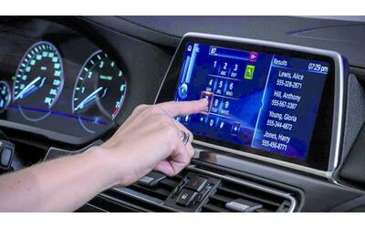 Addio agli schermi touch, in auto tornano i pulsanti fisici. Ecco perché...