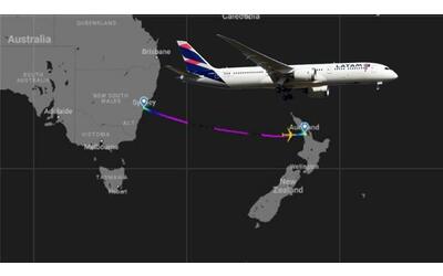 Aereo perde quota, 50 feriti sul volo Sydney-Auckland. Il pilota: «Gli strumenti hanno smesso di funzionare»