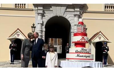 Alberto di Monaco, il bacio con Charlene per il compleanno: maxi torta in piazza a Montecarlo e figli in prima fila