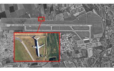 Alitalia, il volo con Lucio Dalla e l’incidente in pista: vent’anni dopo l’MD-82 lascia l’aeroporto di Trieste