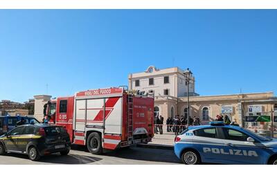 Allarme bomba a Trani,  nel borsone in stazione flaconi con liquido e cavi  Si indaga per terrorismo