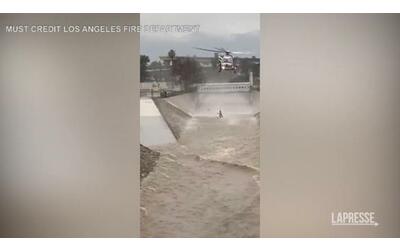 Alluvioni California, il salvataggio di un uomo dalle acque del fiume di Los Angels