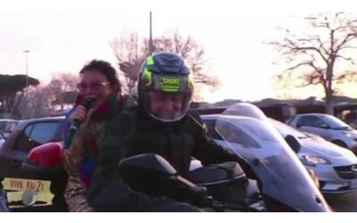 Angela dei ‘Ricchi e Poveri’ in moto senza casco: la bravata in diretta a “Viva Rai 2”