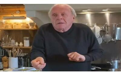 anthony hopkins 85 anni balla scatenato mentre cucina la pasta