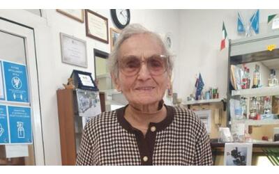 Anziana di 103 anni alla guida della sua Panda di notte con la patente scaduta: multata