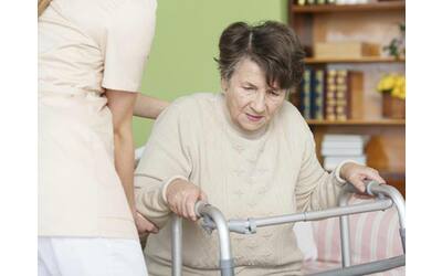 Anziani non autosufficienti e fragili: come ricevere le cure (gratuite) a casa