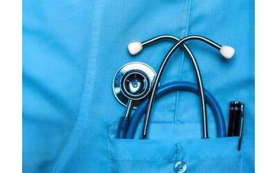 assunzioni sanit prorogate le procedure semplificate per medici neolaureati e specializzandi