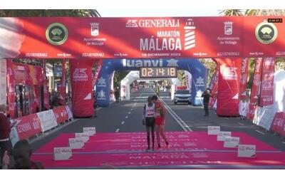 atleta spagnolo aiuta un concorrente esausto a terminare la maratona di malaga