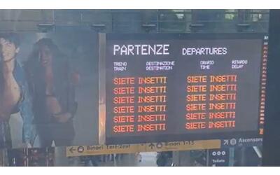 Attacco hacker a Ferrovie? Perché c’era la scritta «Siete insetti» nelle stazioni