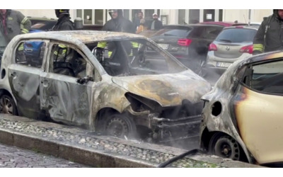 auto in fiamme in via san marco a milano l intervento dei vigili del fuoco