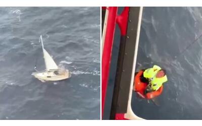 Barca in avaria tra le onde: il soccorritore si cala dall’elicottero per...
