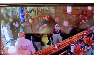 Bari, pistola giocattolo puntata alla testa durante una lite in un pub: il video shock gira tra le chat